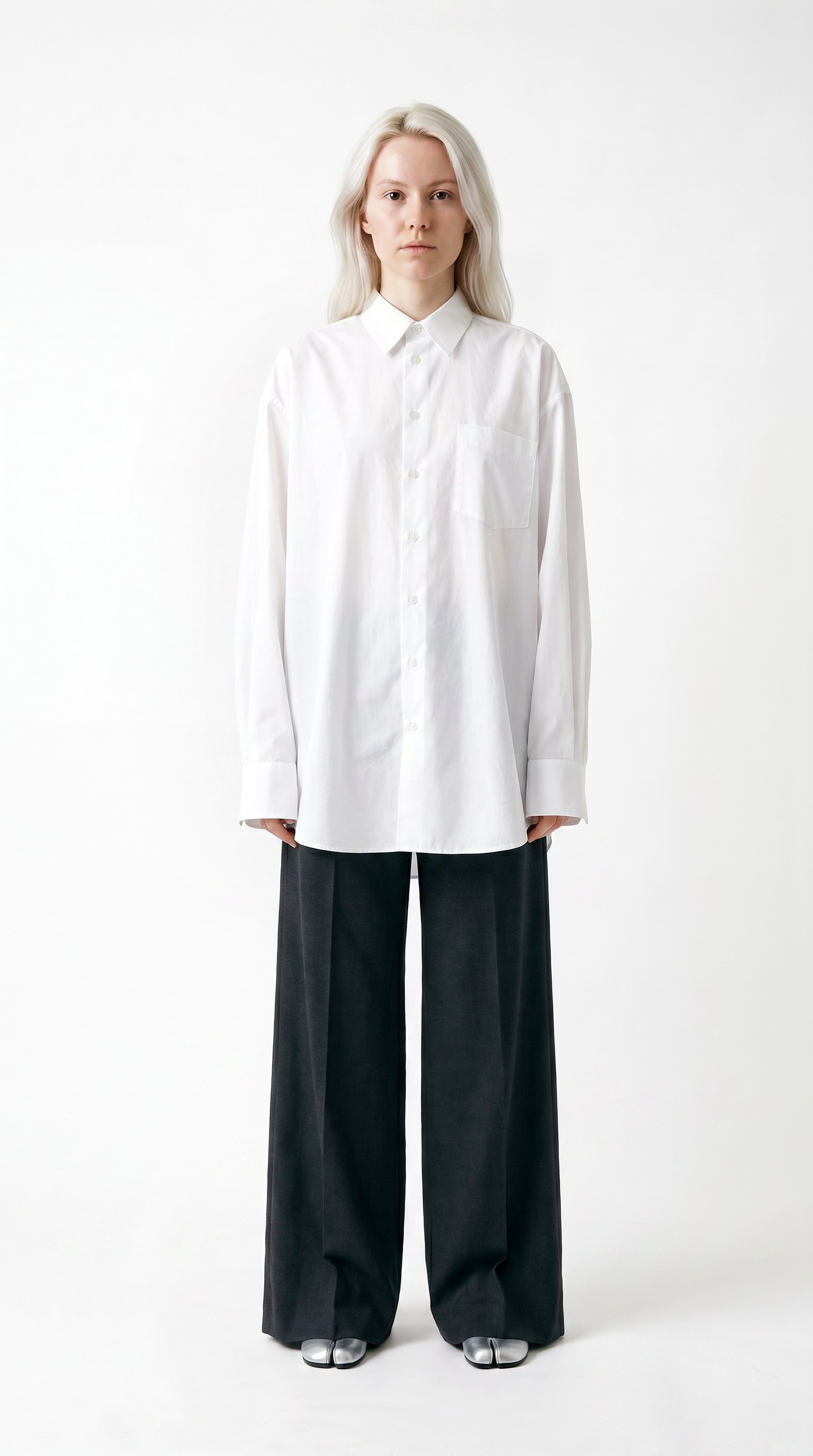 Look final: camisa branca oversized e calças pretas largas