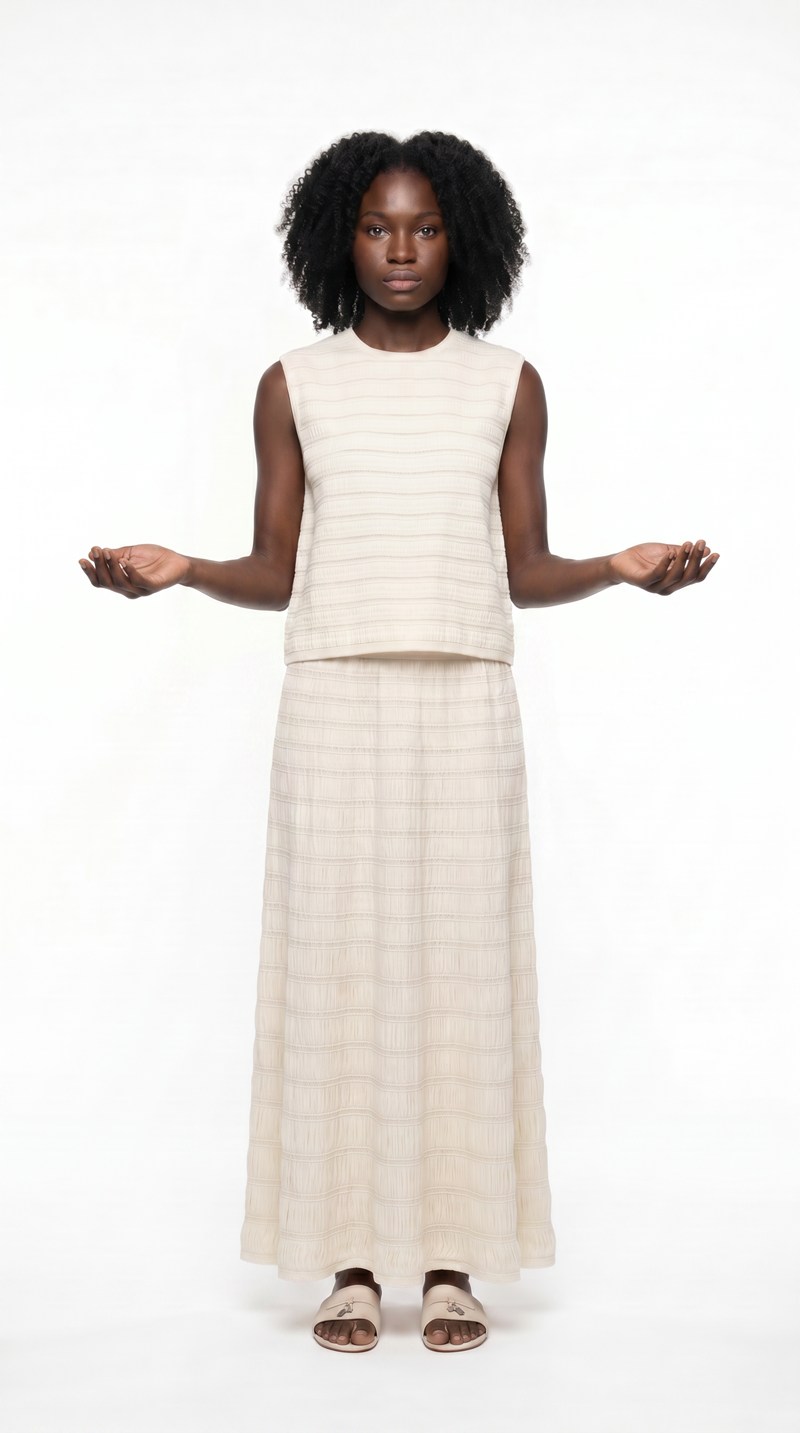 Pose editorial 2 de 5 da modelo de perfil West African