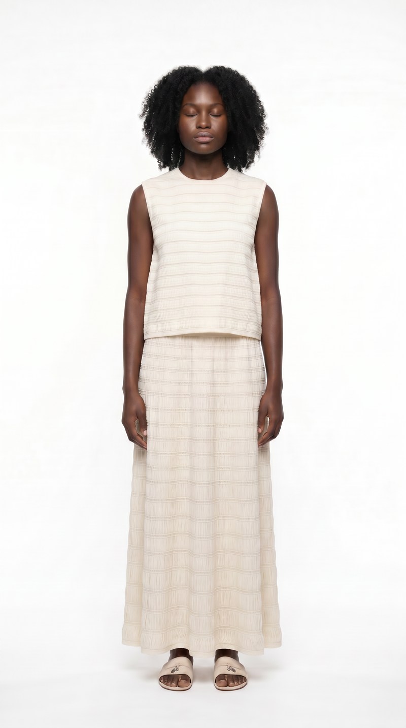 Pose editorial 3 de 5 da modelo de perfil West African