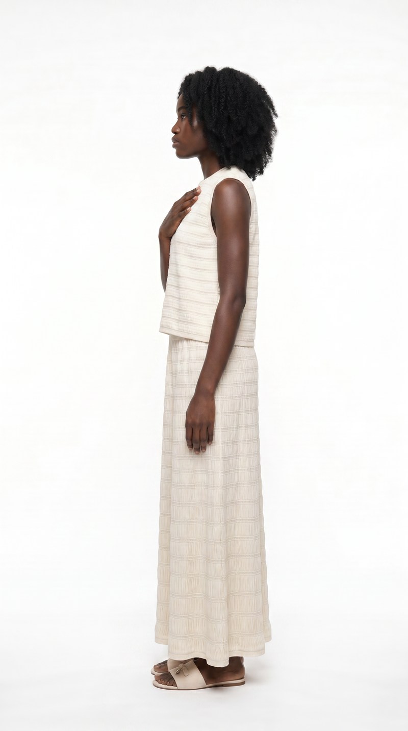 Pose editorial 4 de 5 da modelo de perfil West African