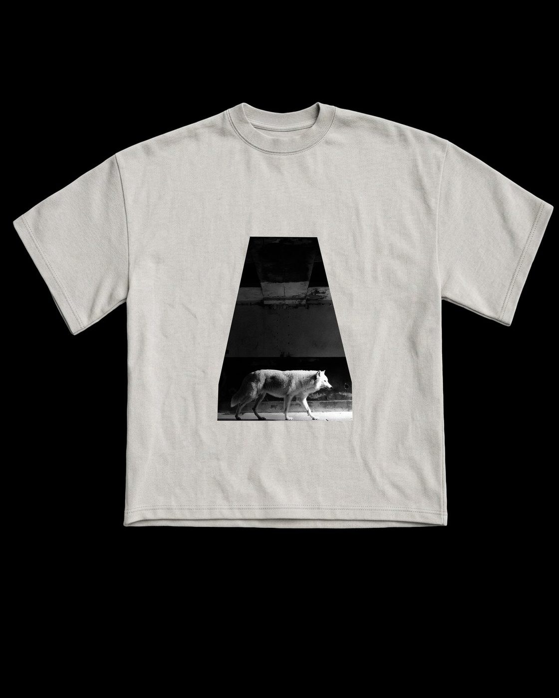 T-shirt clara com um estampado gráfico escuro ao centro
