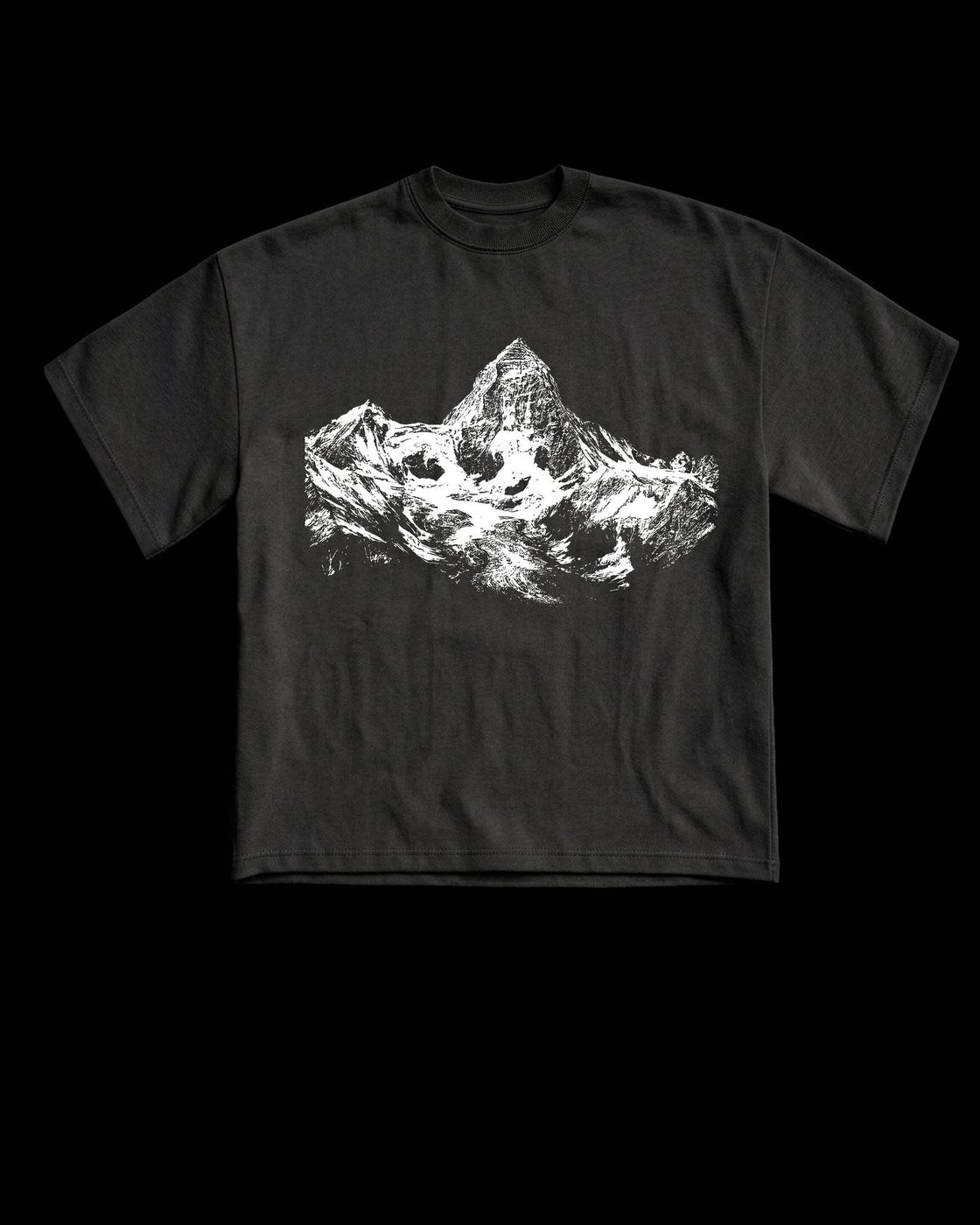 T-shirt preta com um estampado fotográfico a branco