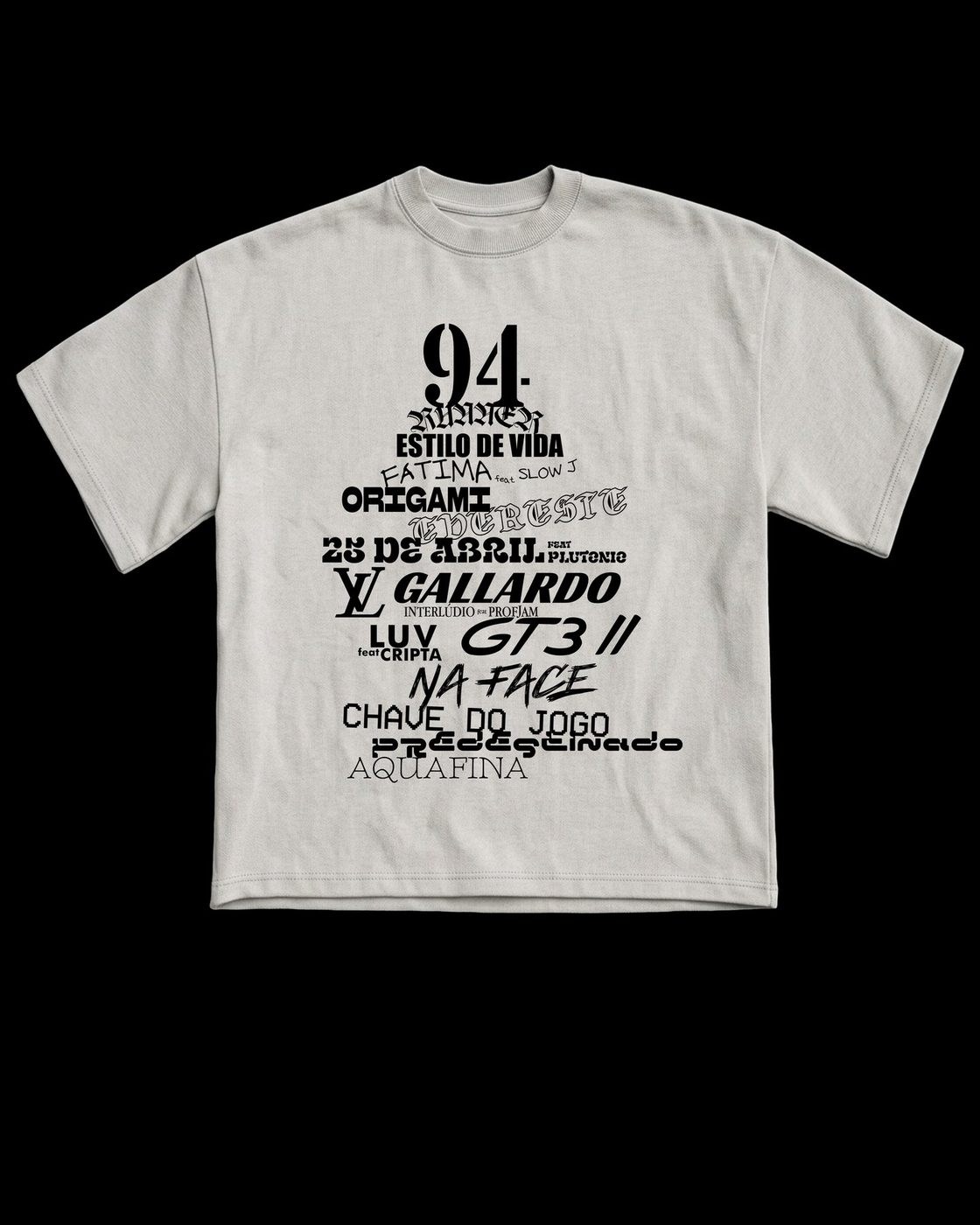 T-shirt clara com o número 94 e uma lista de texto estampada