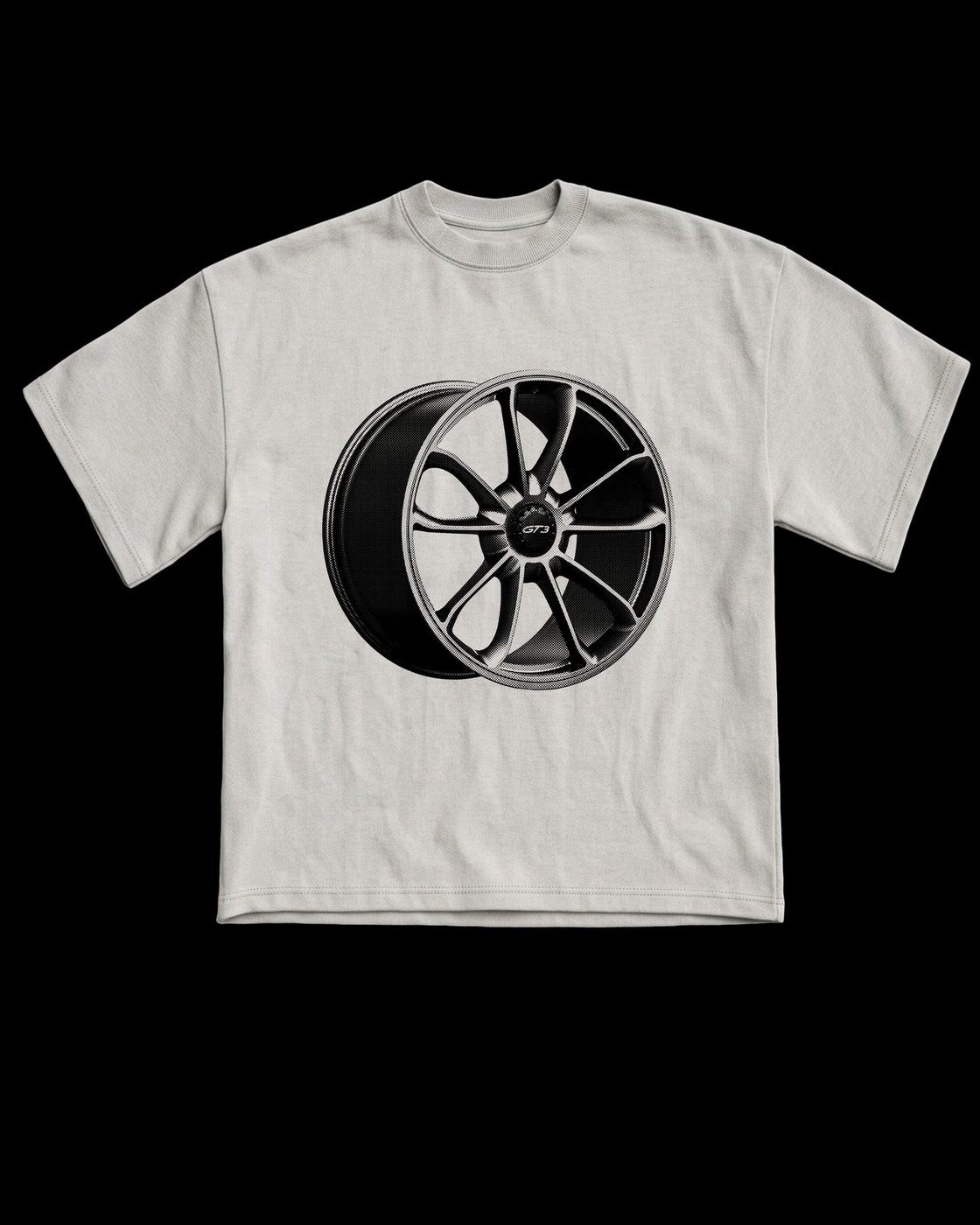 T-shirt clara com uma jante de automóvel estampada no peito