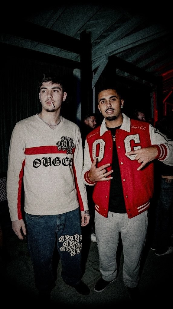 Dois rapazes com peças OUGEE numa festa