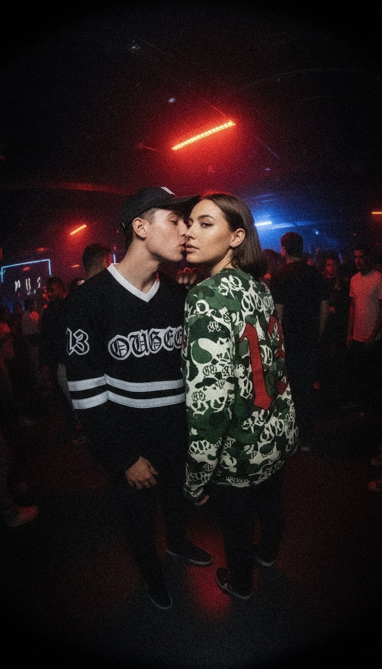 Casal com longsleeves OUGEE numa discoteca