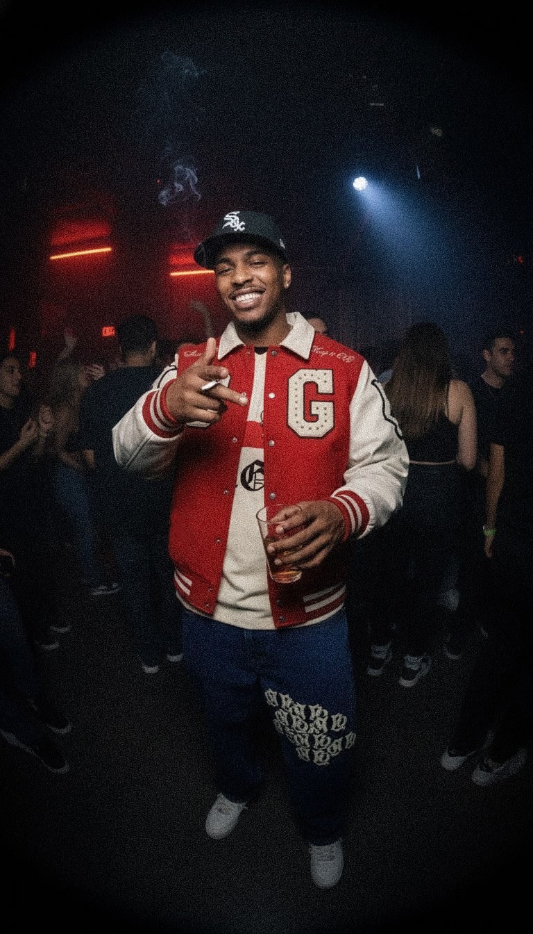 Rapaz com o casaco varsity OUGEE numa discoteca